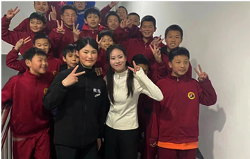 学员与峨眉凌云校园合影